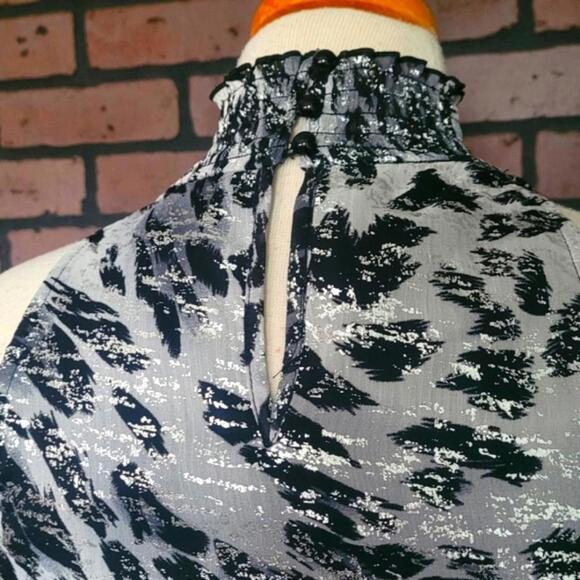 I.N. San Francisco Silver Metallic Animal Print Sleeveless Going Out Top - Picture 6 of 6